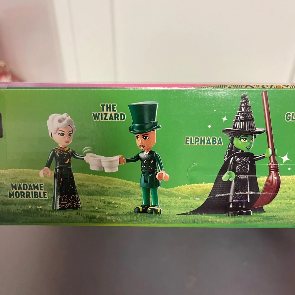 LEGO Wicked WelcomeTo Emerald City 75684 945Pcs 9+ Playset - Green/Gold/Pink NIB - Picture 11 of 13